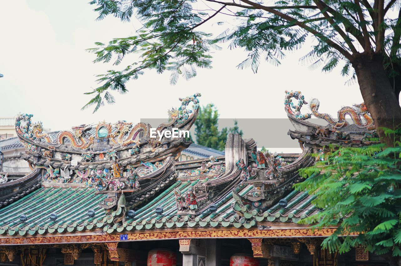 LOW ANGLE VIEW OF TEMPLE AGAINST SKY