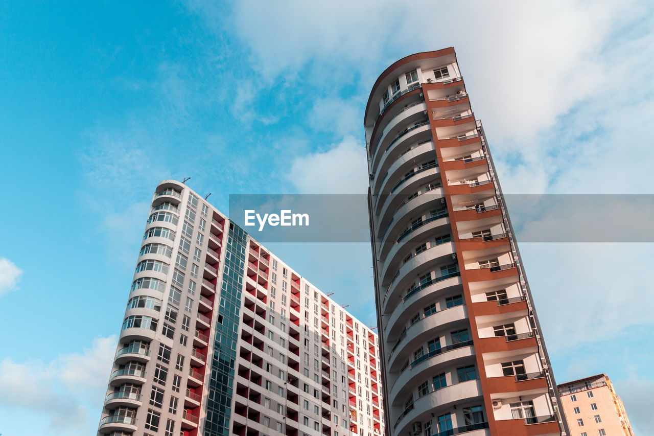 LOW ANGLE VIEW OF BUILDINGS AGAINST SKY