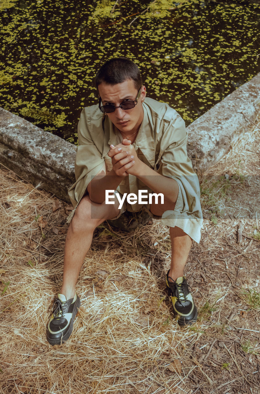 PORTRAIT OF YOUNG MAN WEARING SUNGLASSES