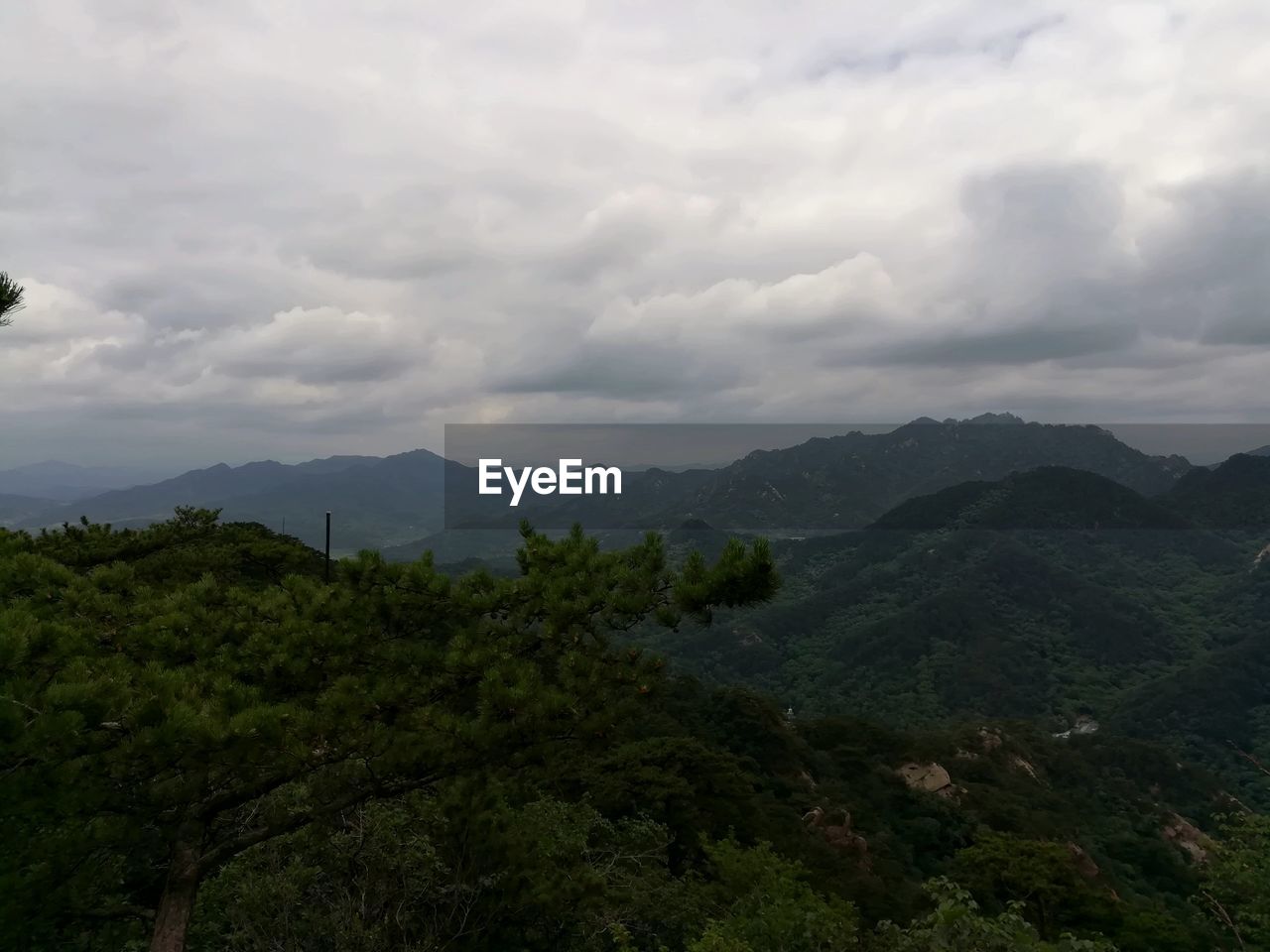 SCENIC VIEW OF LANDSCAPE AND MOUNTAINS AGAINST SKY