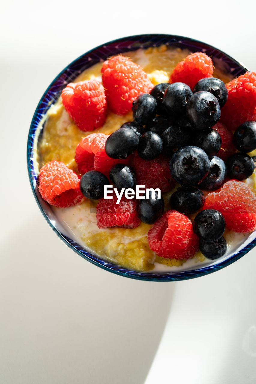 CLOSE-UP OF FRESH STRAWBERRIES IN BOWL