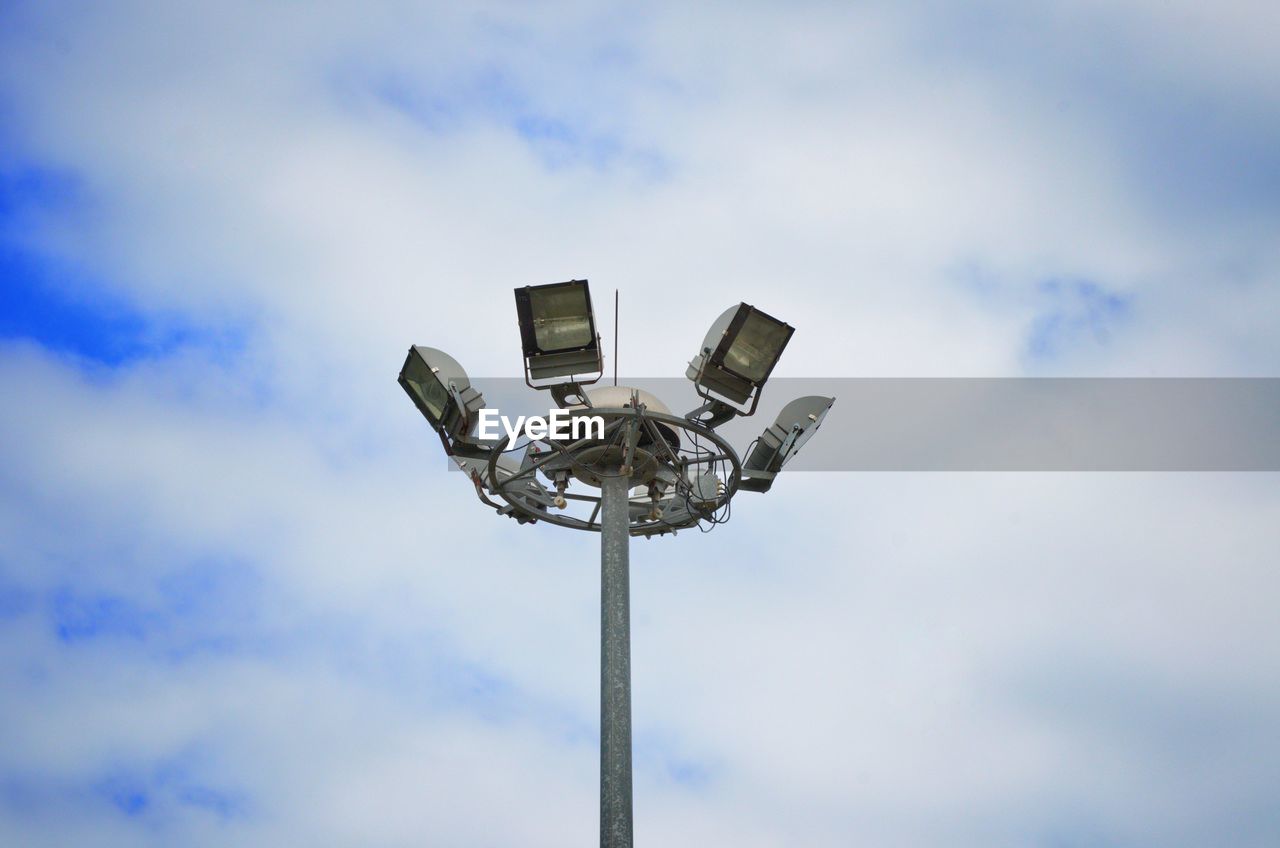 LOW ANGLE VIEW OF FLOODLIGHT AGAINST SKY