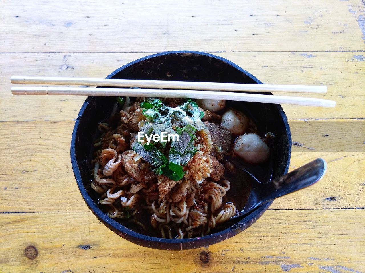 HIGH ANGLE VIEW OF MEAL SERVED IN BOWL