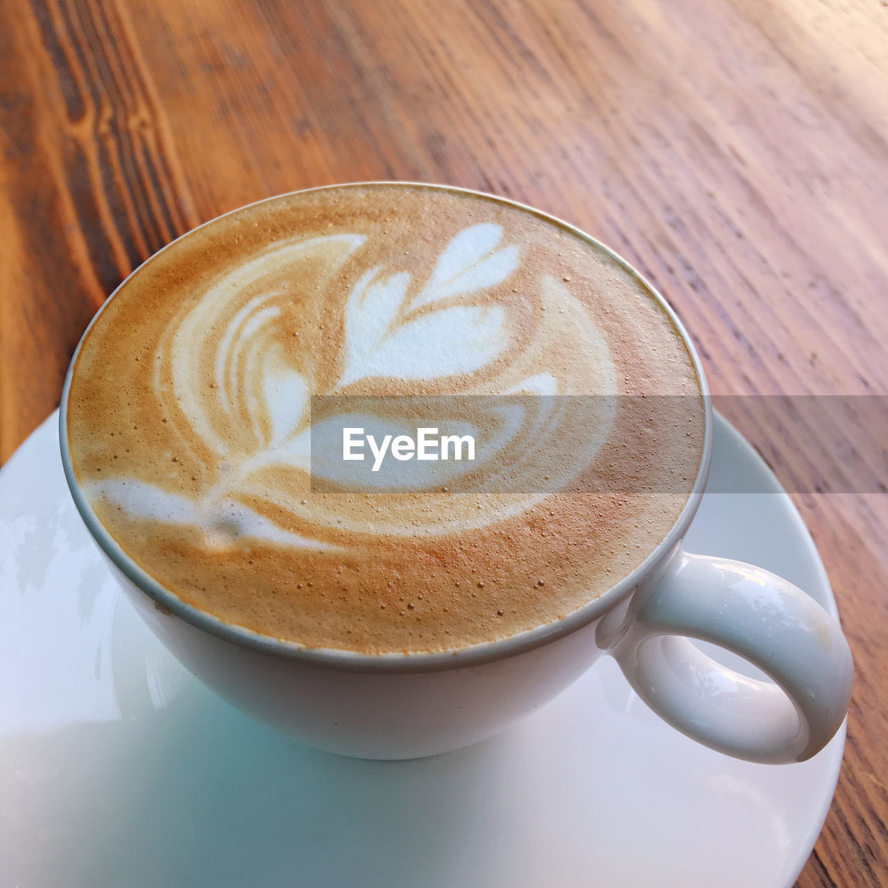 HIGH ANGLE VIEW OF COFFEE CUP ON TABLE