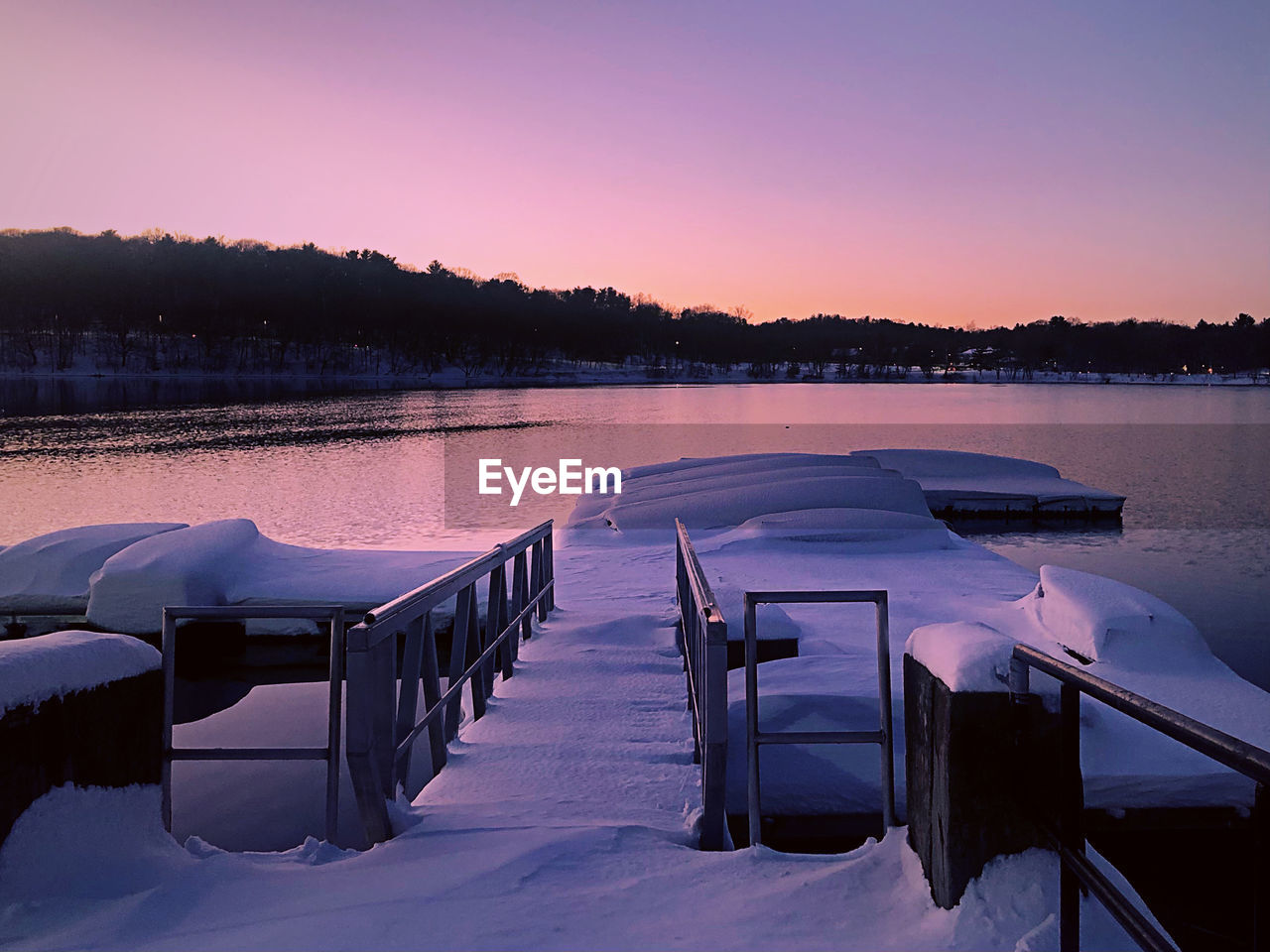 SCENIC VIEW OF FROZEN LAKE AGAINST CLEAR SKY DURING SUNSET