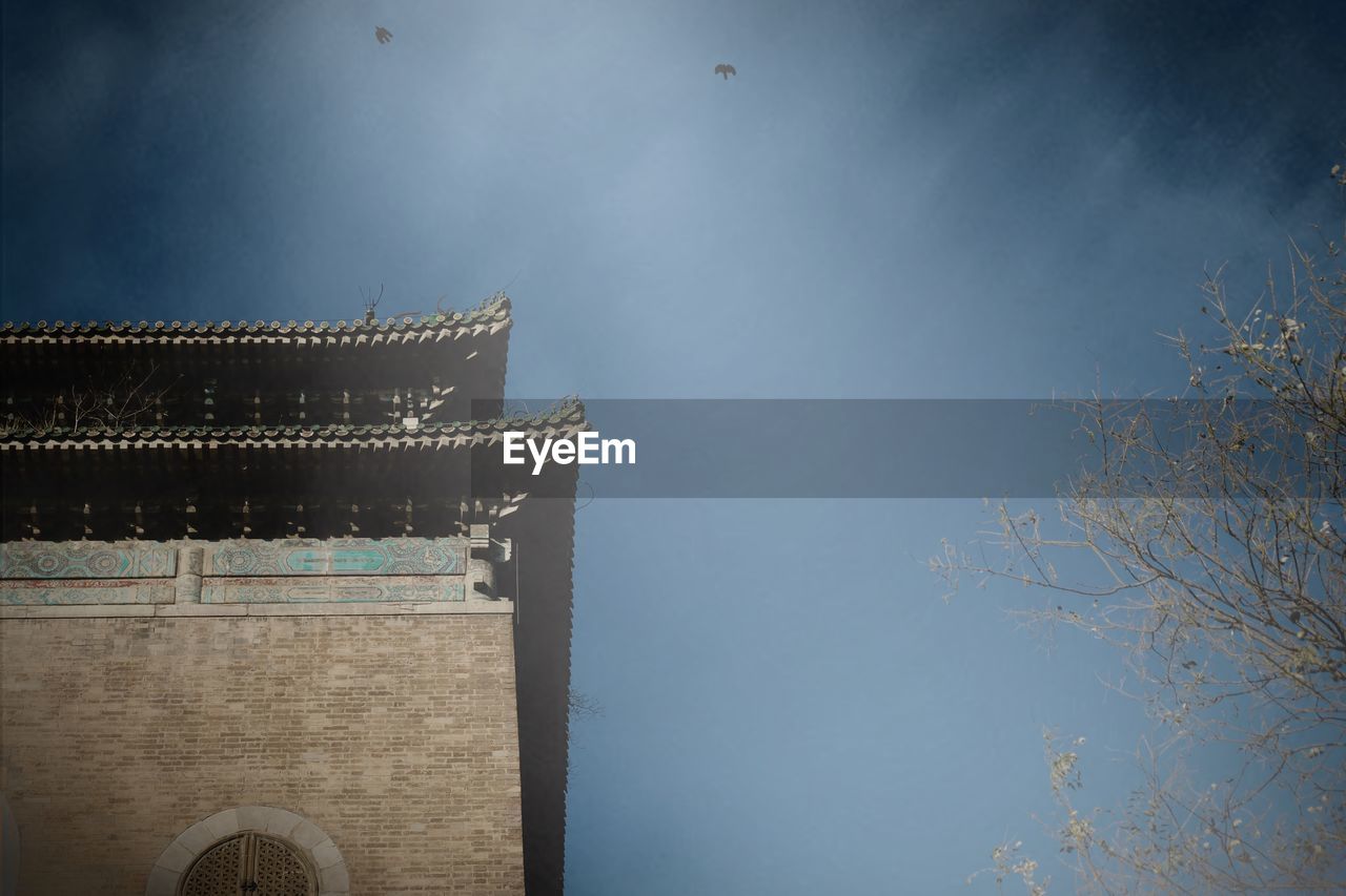 PANORAMIC SHOT OF BUILDING AGAINST SKY