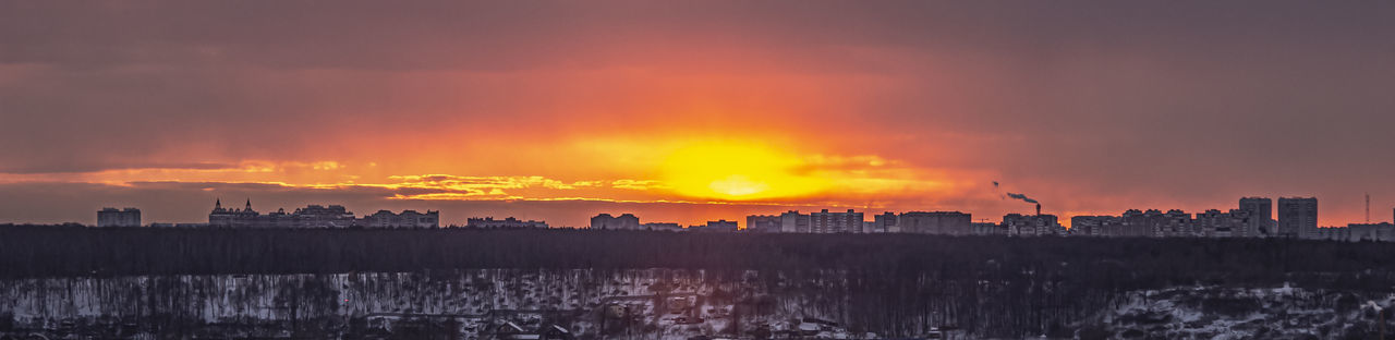PANORAMIC VIEW OF BUILDINGS DURING SUNSET