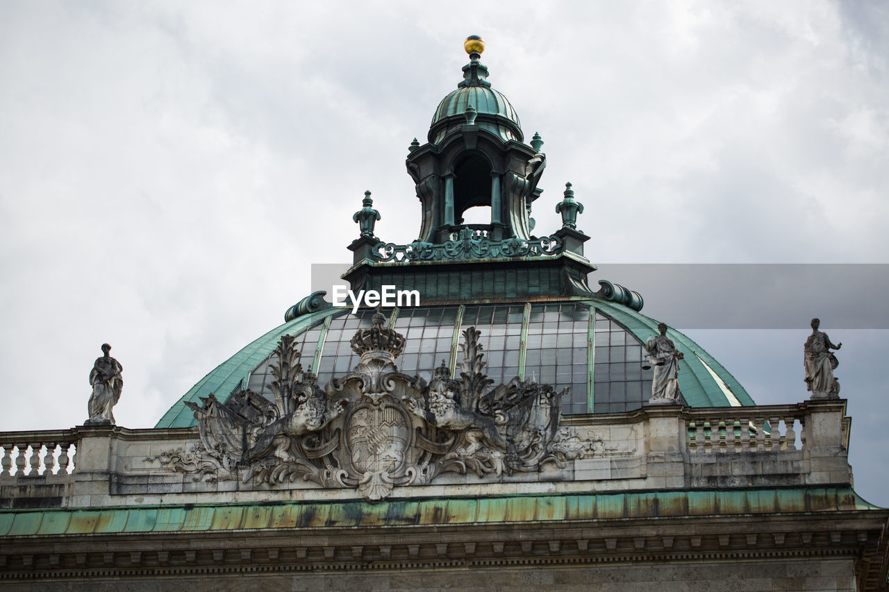 LOW ANGLE VIEW OF STATUE OF BUILDING