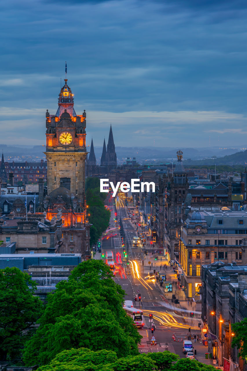 AERIAL VIEW OF BUILDINGS IN CITY AT DUSK