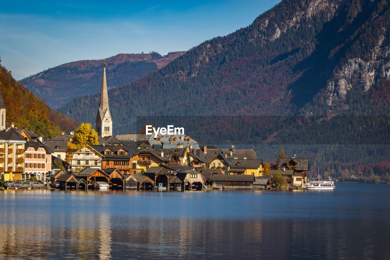 Beautifull hallstatt mountain village by hallstatter lake. houses by lake and alps mountains