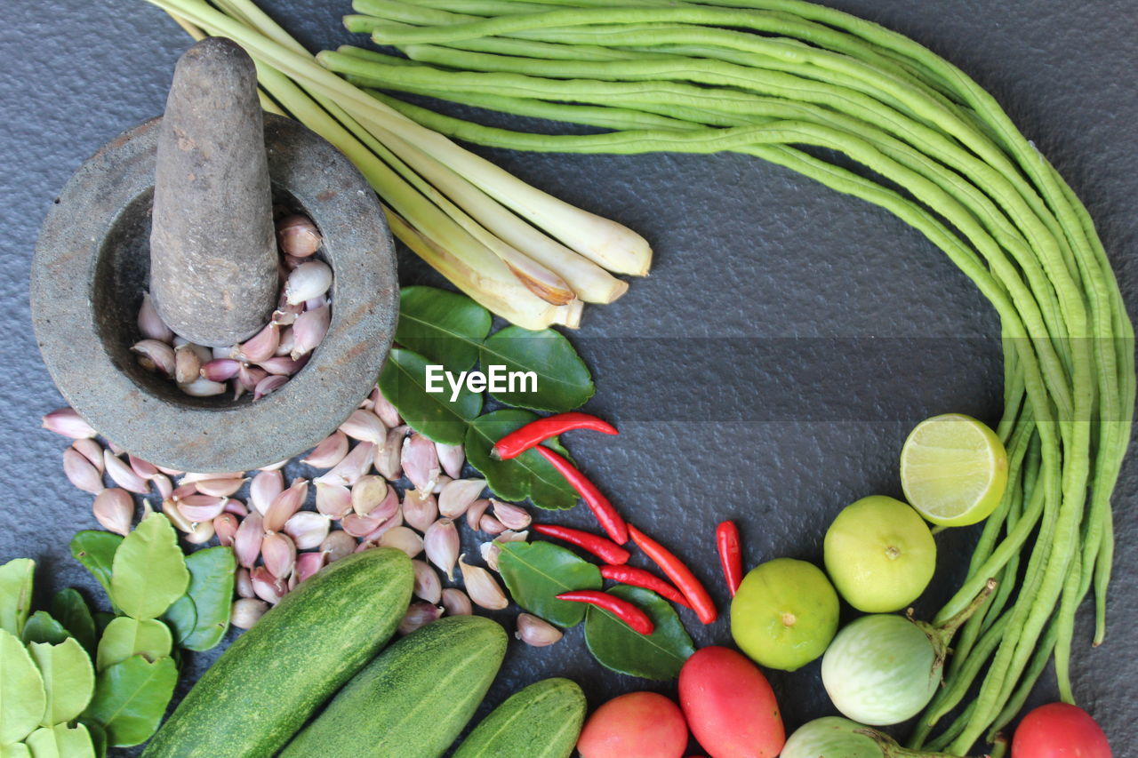 HIGH ANGLE VIEW OF VEGETABLES ON CUTTING BOARD IN KITCHEN