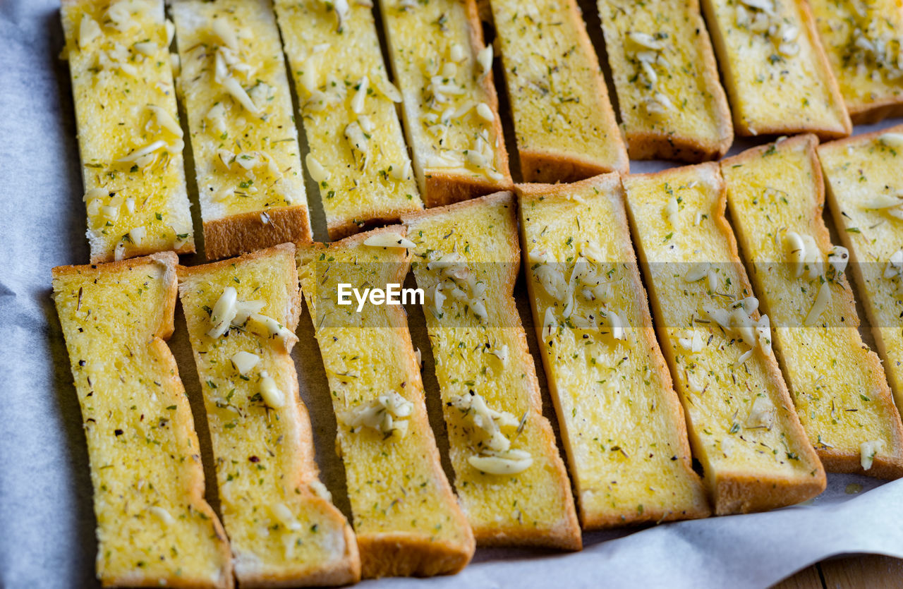 CLOSE-UP OF BREAD IN TRAY