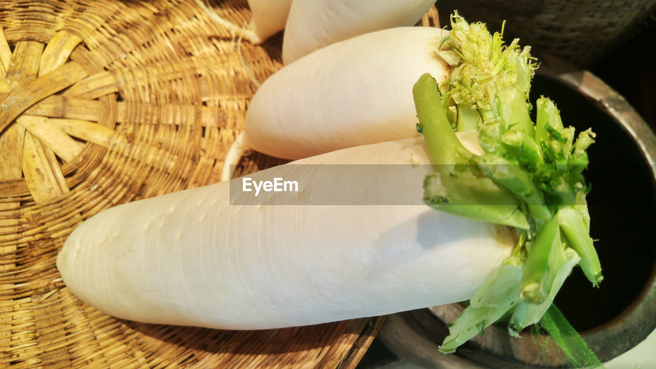 HIGH ANGLE VIEW OF VEGETABLES IN BASKET