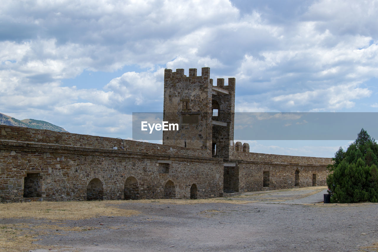 HISTORIC BUILDING AGAINST CLOUDY SKY