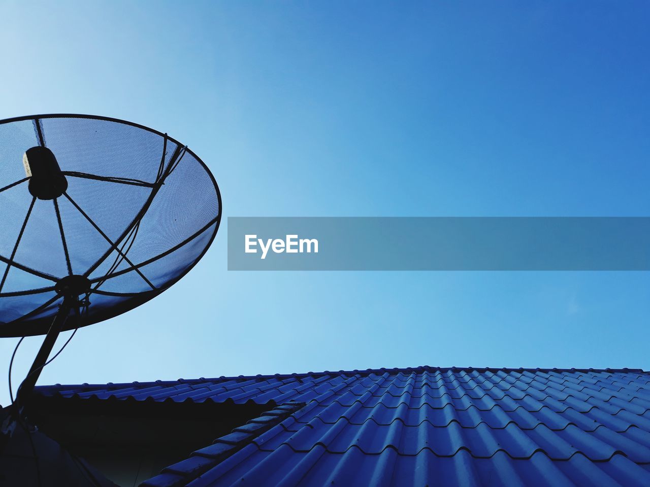 LOW ANGLE VIEW OF FERRIS WHEEL AGAINST SKY