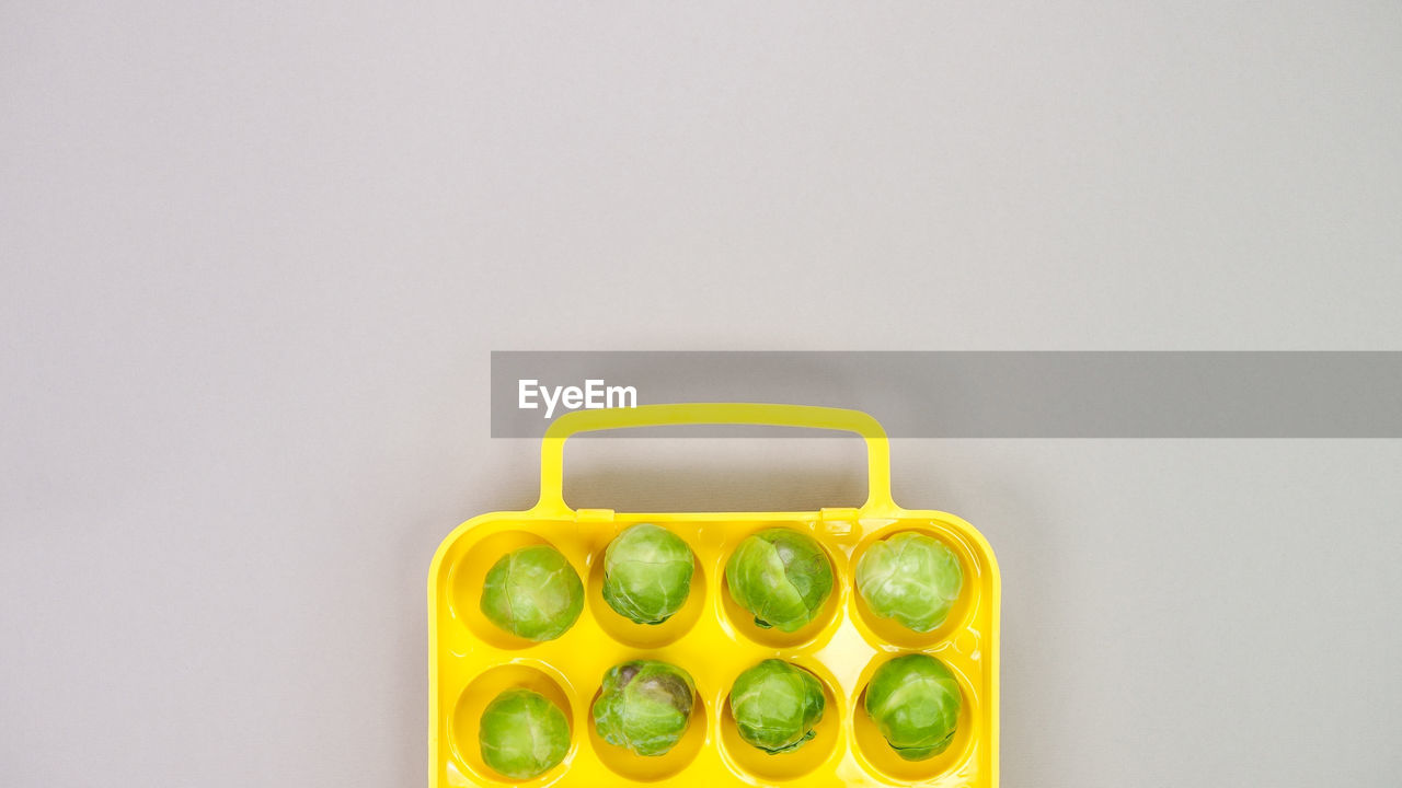 yellow, studio shot, lighting, indoors, copy space, no people, green, food and drink, food, white background, still life, healthy eating, close-up