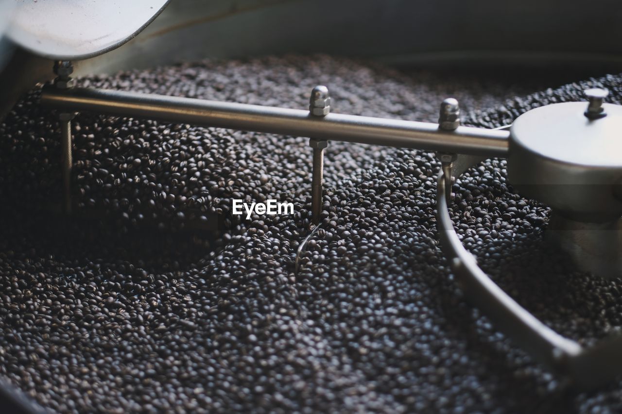 HIGH ANGLE VIEW OF COFFEE BEANS IN GLASS ON TABLE