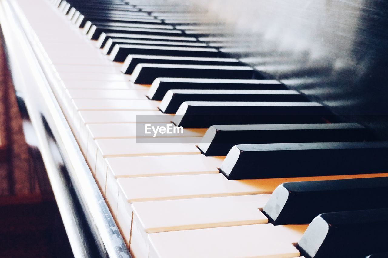 CLOSE-UP OF PIANO KEYS IN OFFICE