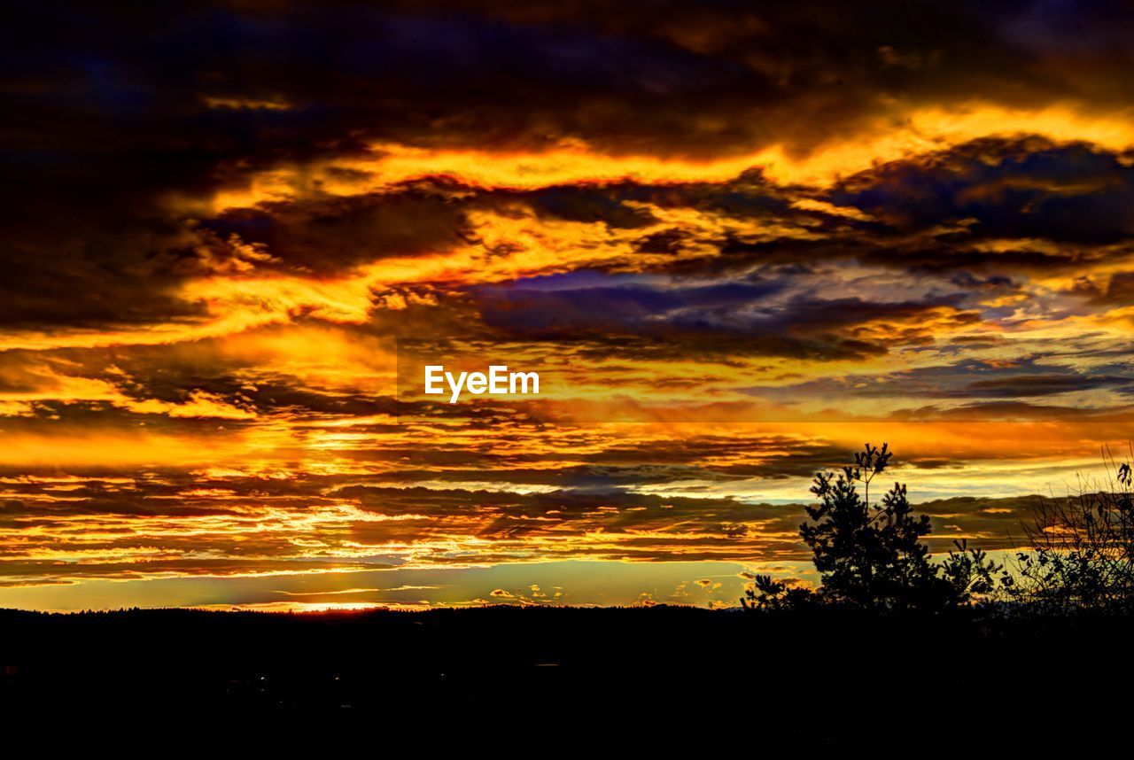 SCENIC VIEW OF DRAMATIC SKY OVER SILHOUETTE BEACH