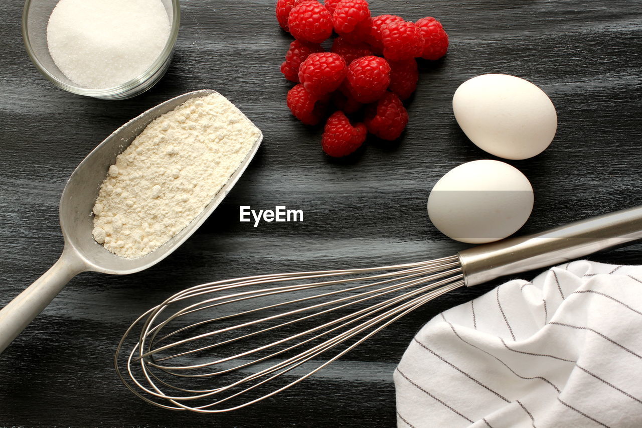 HIGH ANGLE VIEW OF BREAKFAST ON TABLE AT HOME