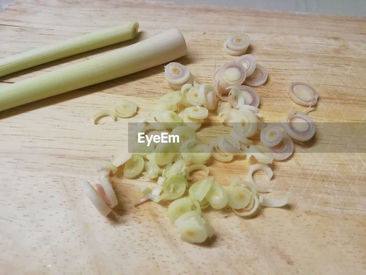 HIGH ANGLE VIEW OF FOOD ON TABLE