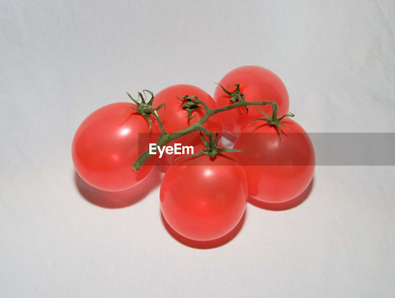 HIGH ANGLE VIEW OF RED BERRIES OVER WHITE BACKGROUND