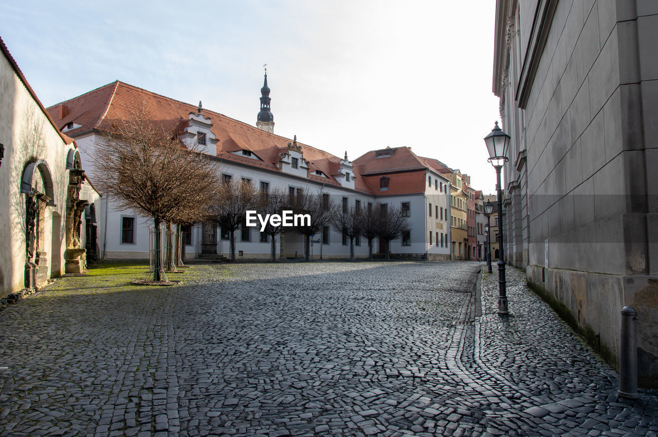 FOOTPATH AMIDST BUILDINGS IN CITY