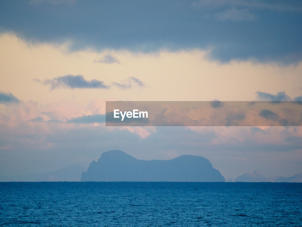 SCENIC VIEW OF SEA AND MOUNTAINS AGAINST SKY