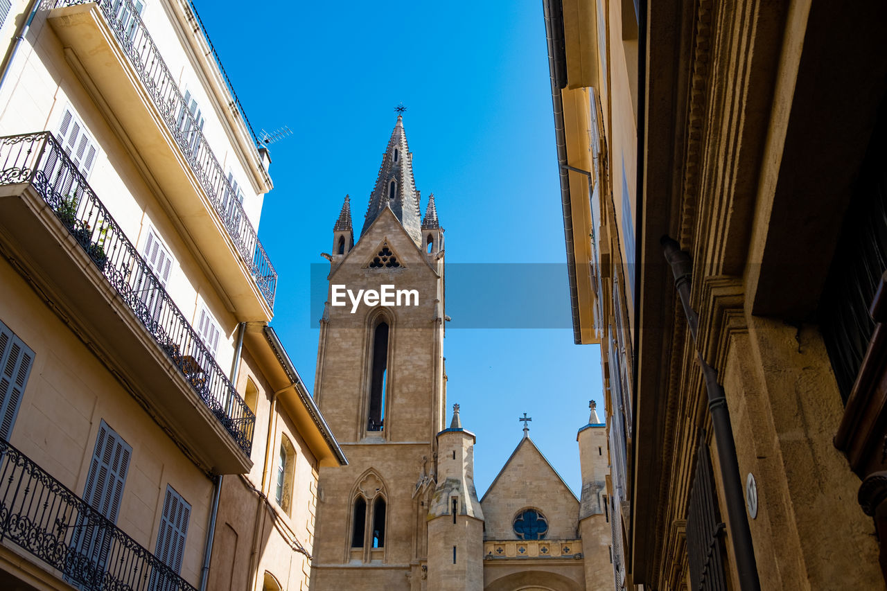 LOW ANGLE VIEW OF BUILDINGS AGAINST CLEAR SKY