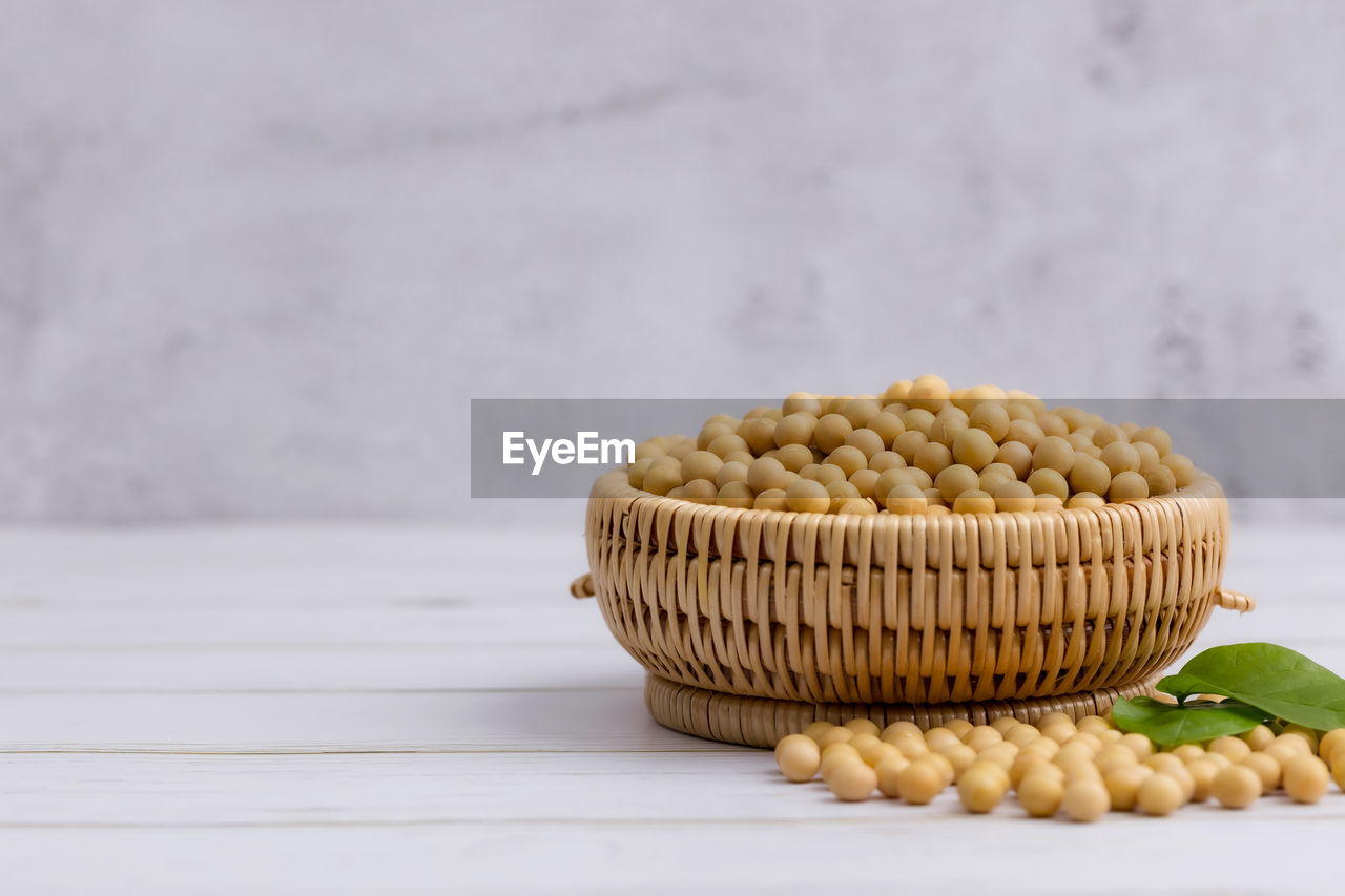 CLOSE-UP OF BANANAS IN BOWL