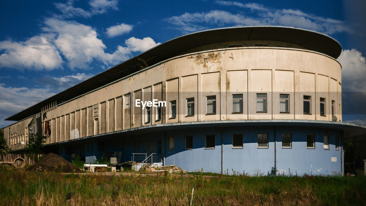 LOW ANGLE VIEW OF ABANDONED BUILDING ON FIELD