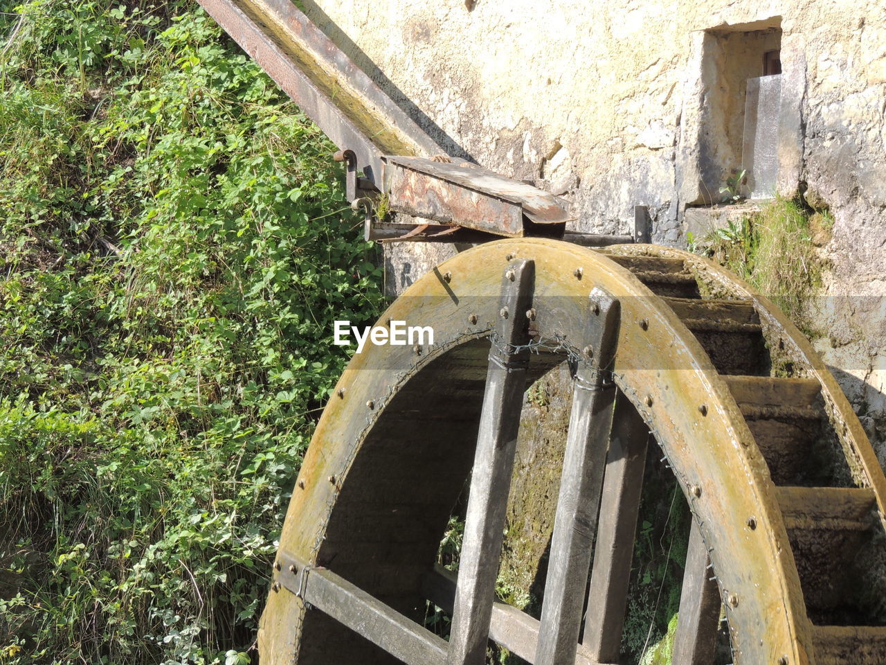 CLOSE-UP OF WOOD WHEEL