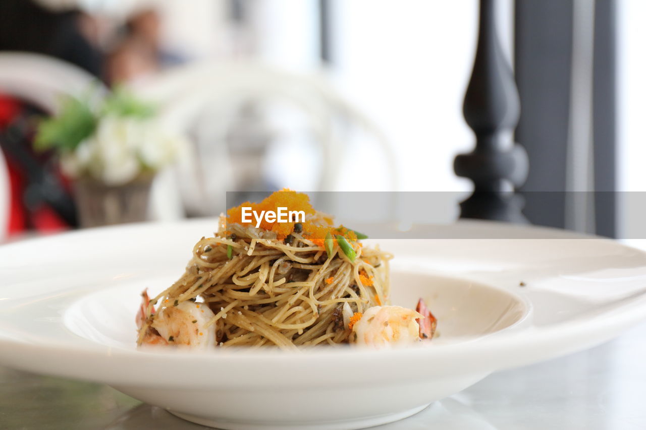 CLOSE-UP OF NOODLES IN BOWL