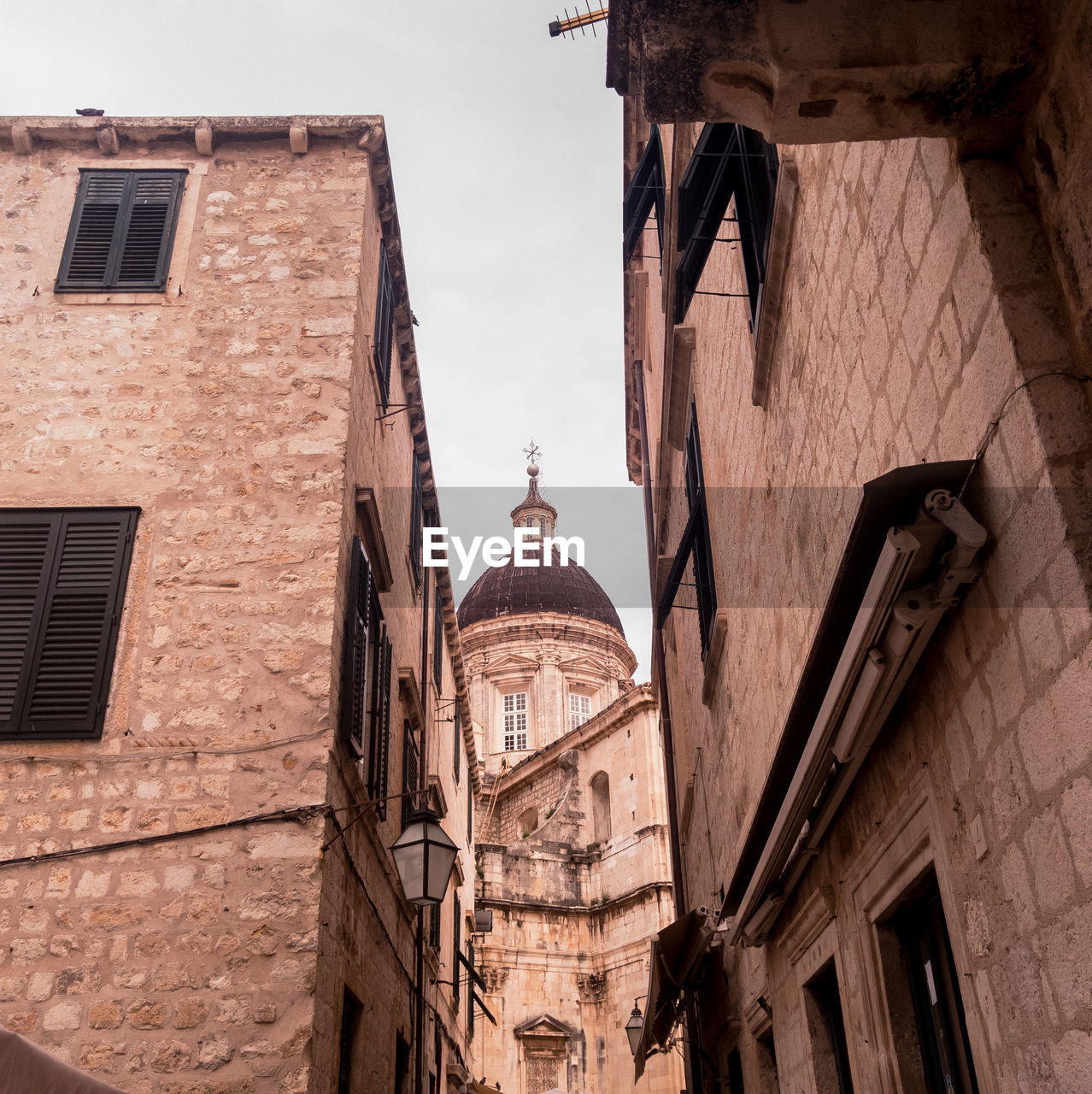 LOW ANGLE VIEW OF OLD BUILDINGS AGAINST SKY IN CITY