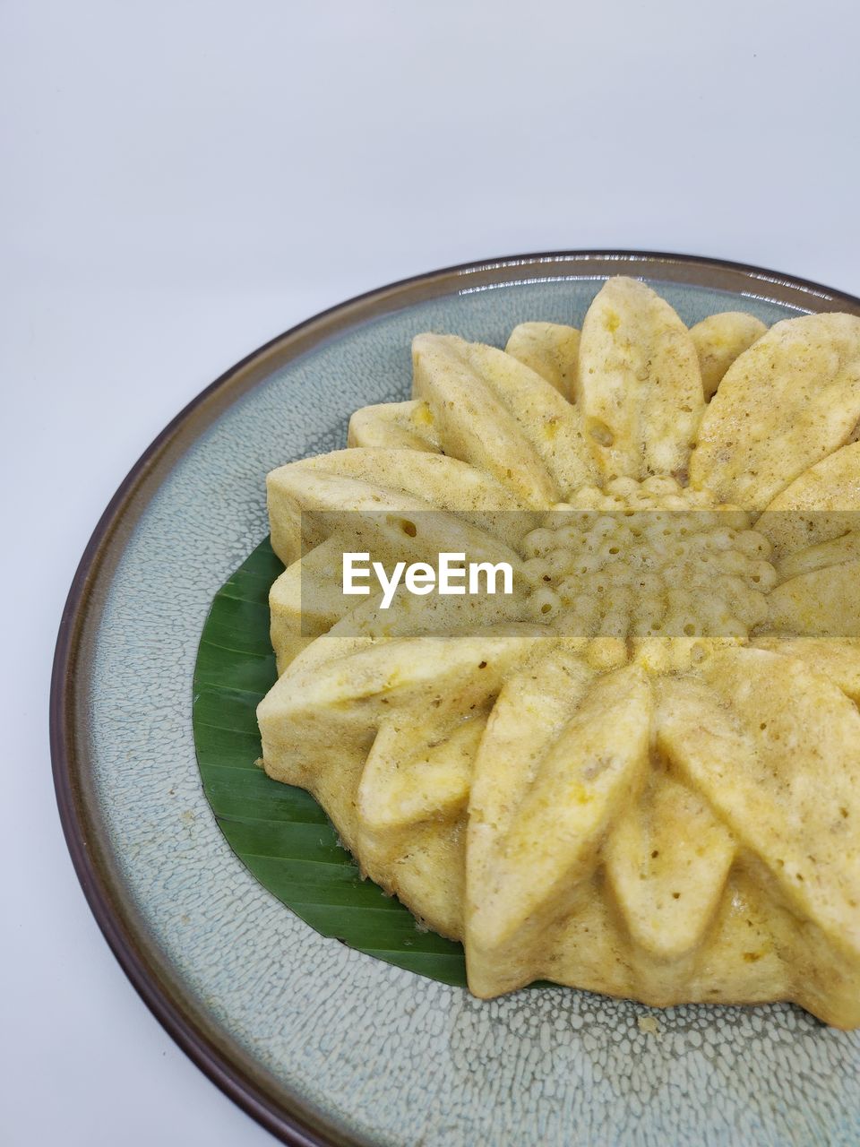 HIGH ANGLE VIEW OF BREAD IN PLATE