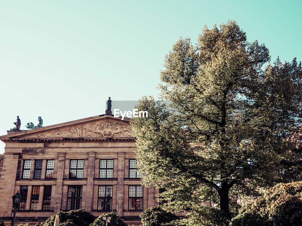 LOW ANGLE VIEW OF BUILDING AGAINST CLEAR SKY