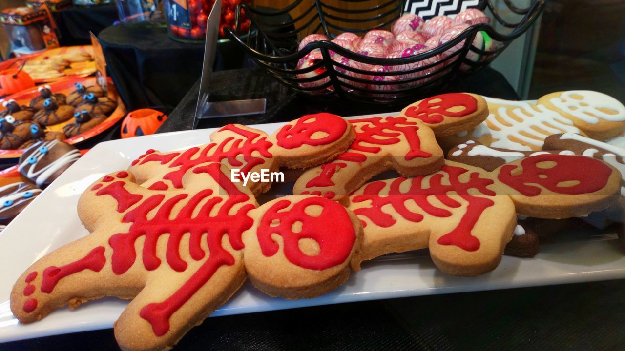 HIGH ANGLE VIEW OF COOKIES IN PLATE