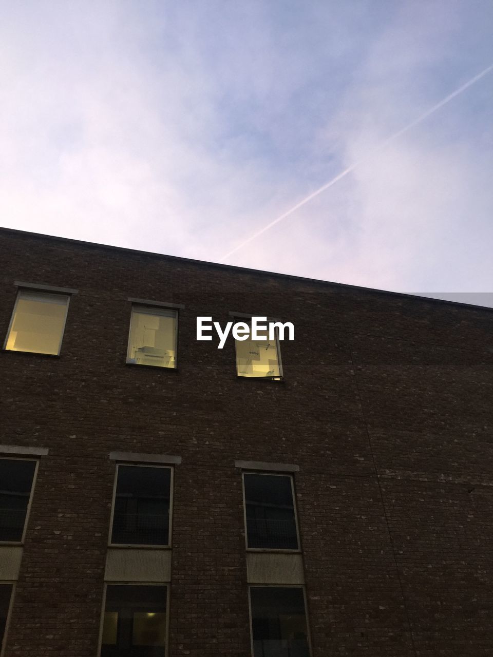 LOW ANGLE VIEW OF BUILDINGS AGAINST SKY