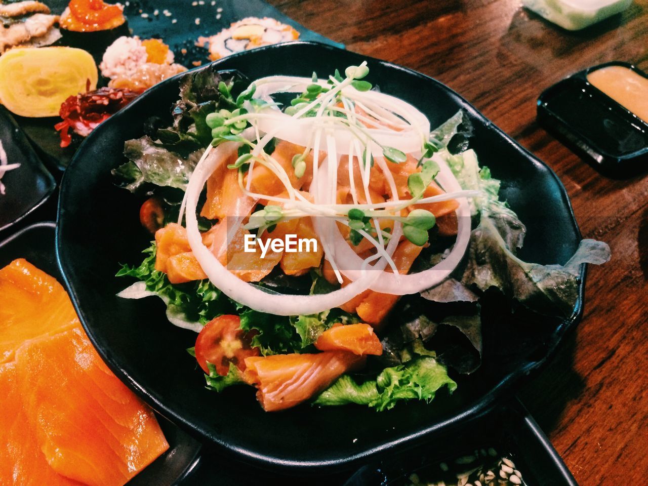 HIGH ANGLE VIEW OF VEGETABLES ON TABLE