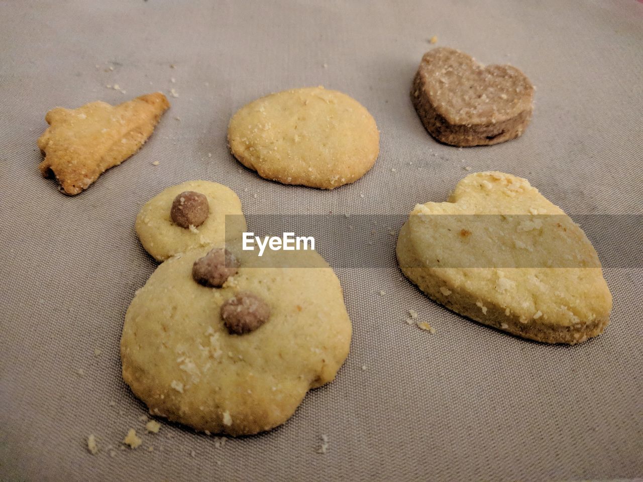 HIGH ANGLE VIEW OF COOKIES ON BREAD