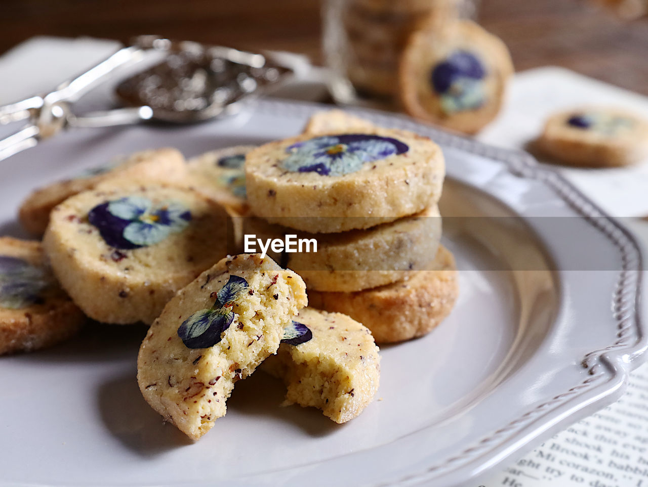 CLOSE-UP OF COOKIES ON TABLE