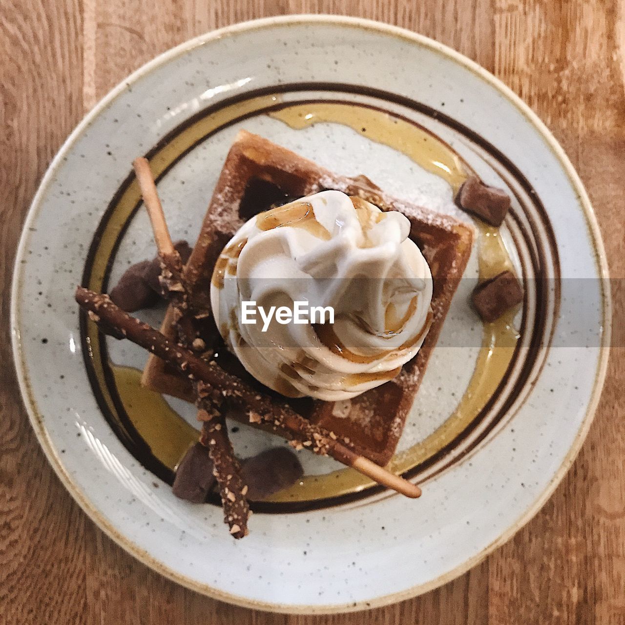 HIGH ANGLE VIEW OF DESSERT IN PLATE