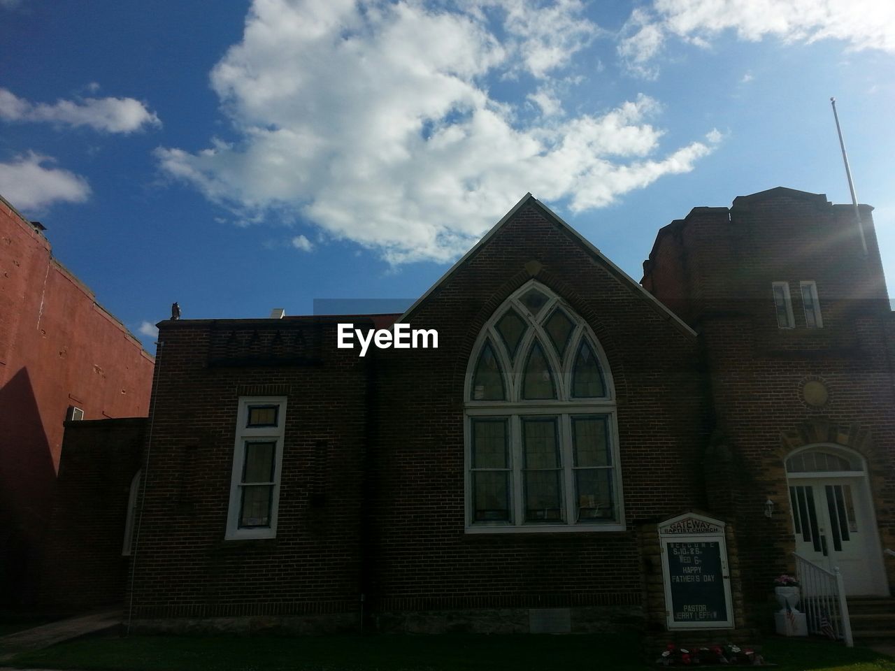 LOW ANGLE VIEW OF BUILDINGS AGAINST SKY