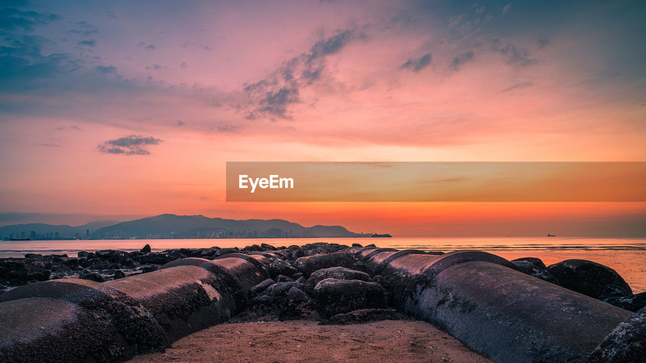 SCENIC VIEW OF SEA AGAINST ORANGE SKY