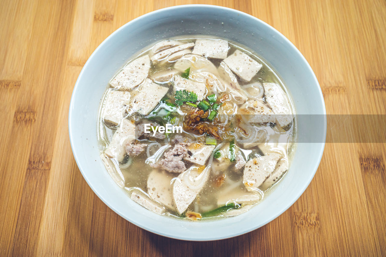 HIGH ANGLE VIEW OF SOUP IN BOWL