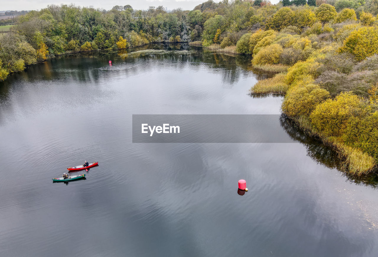 HIGH ANGLE VIEW OF BOAT ON LAKE