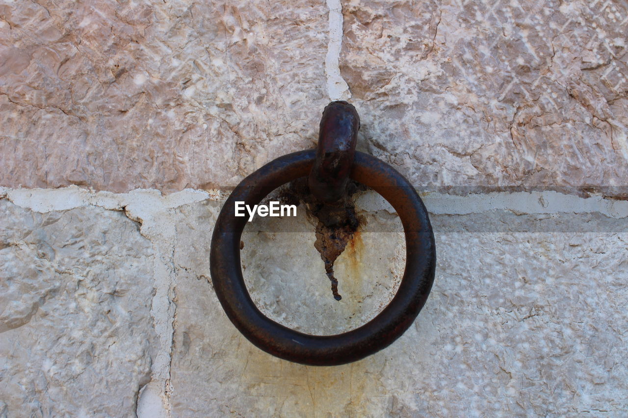 CLOSE-UP OF RUSTY METAL ON WALL