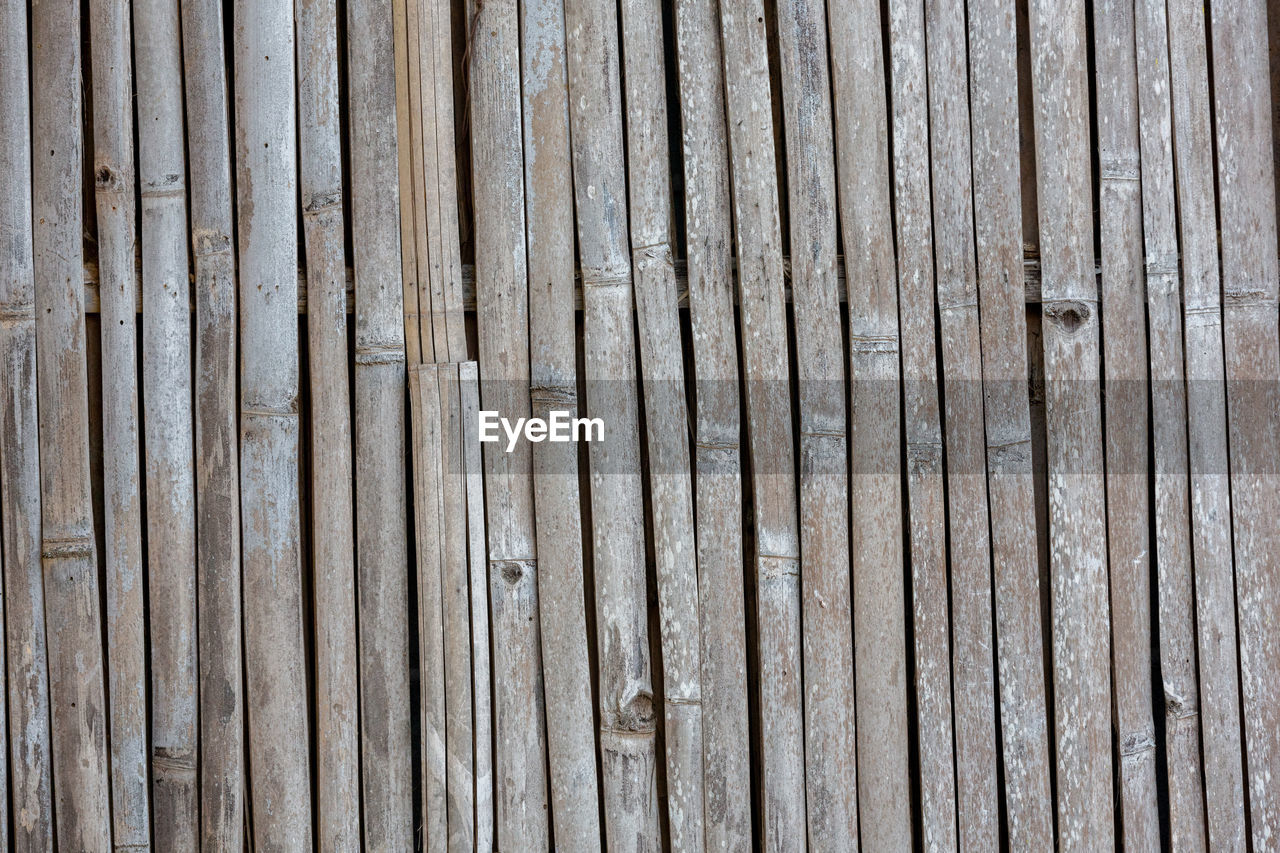 FULL FRAME SHOT OF WEATHERED WOODEN FENCE