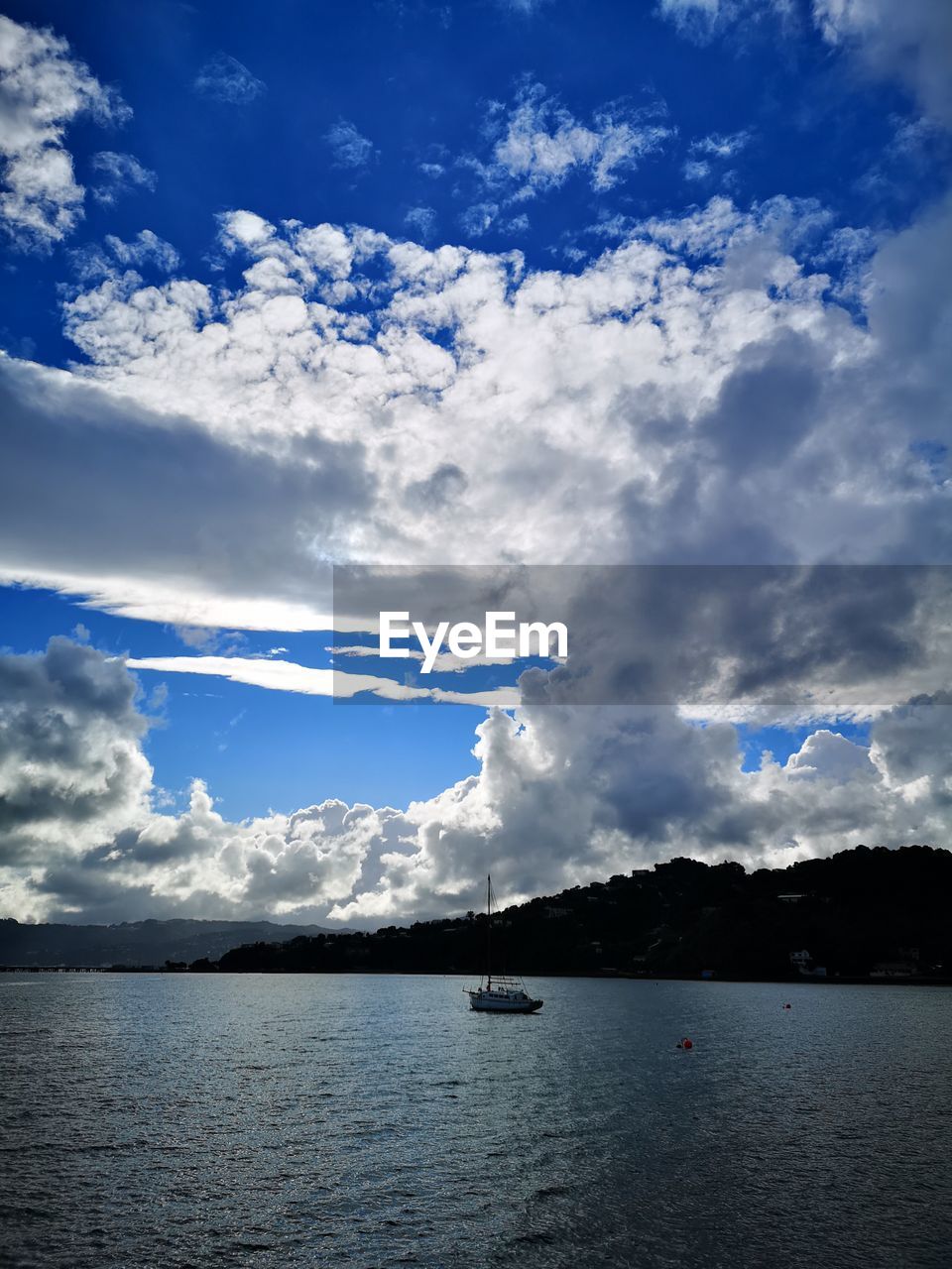 IDYLLIC VIEW OF SEA AGAINST BLUE SKY