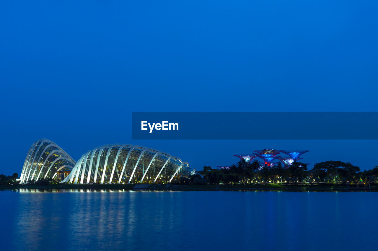 ILLUMINATED MODERN BUILDING AT NIGHT